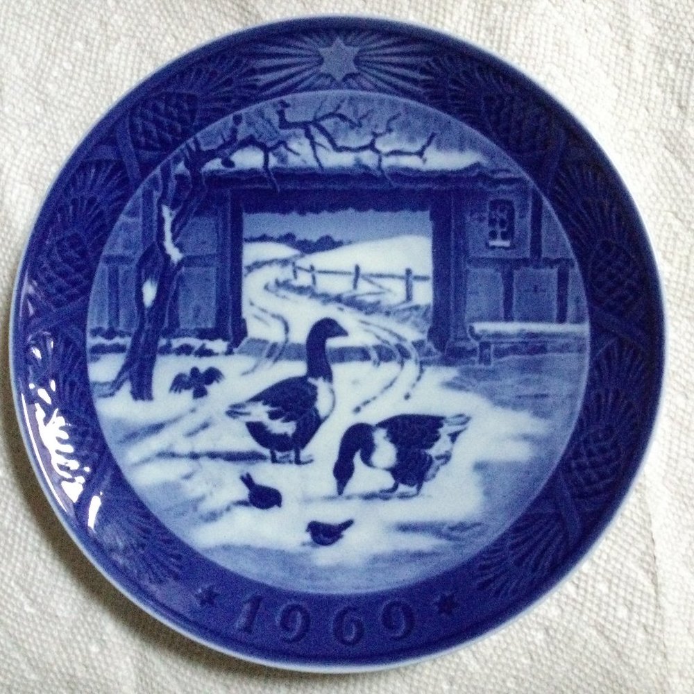 Royal Copenhagen Christmas collector Plate 1969 in the old farm yard